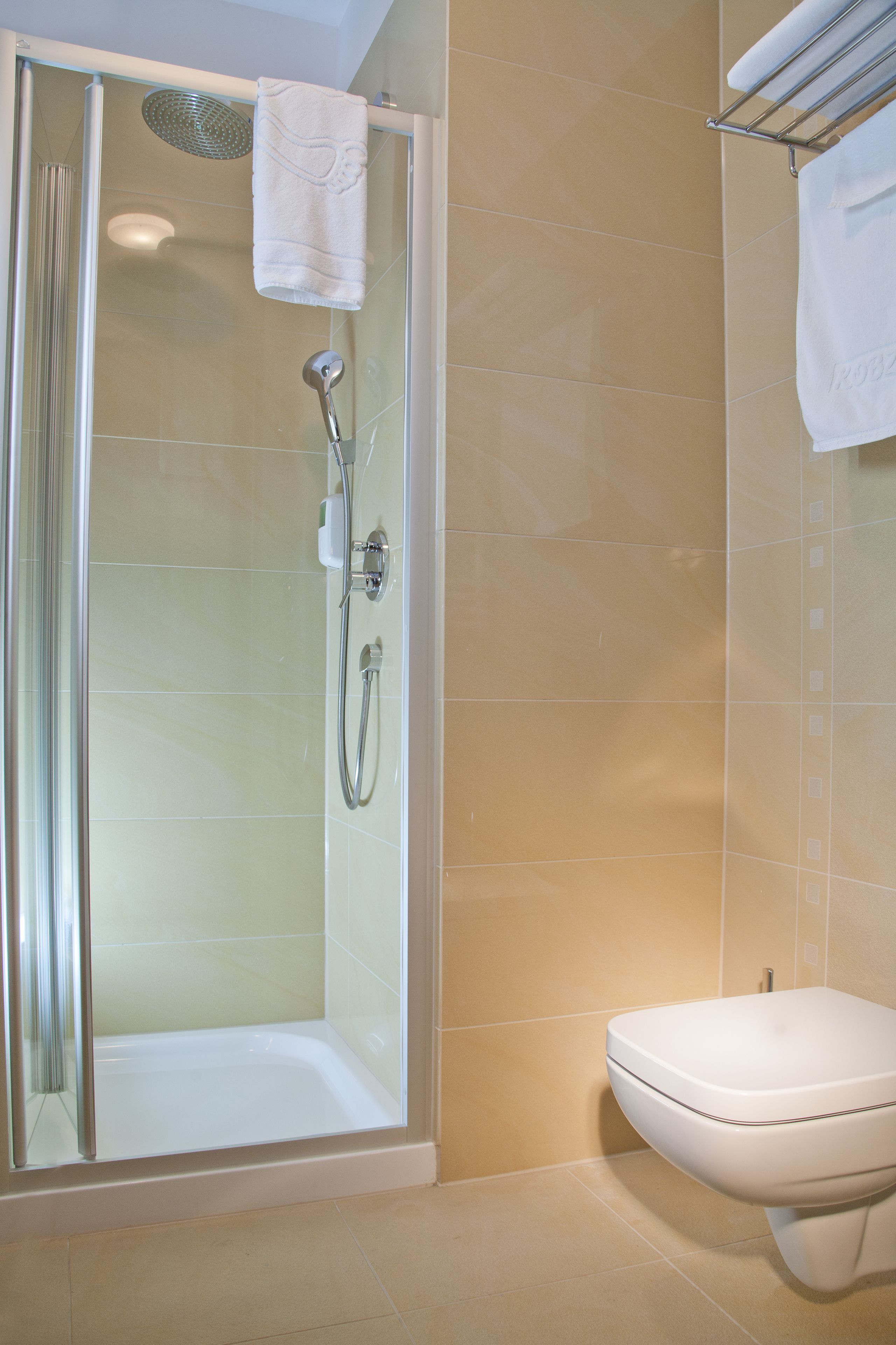 single room | hypo-allergenic bedding, in-room safe, laptop workspace, free wifi