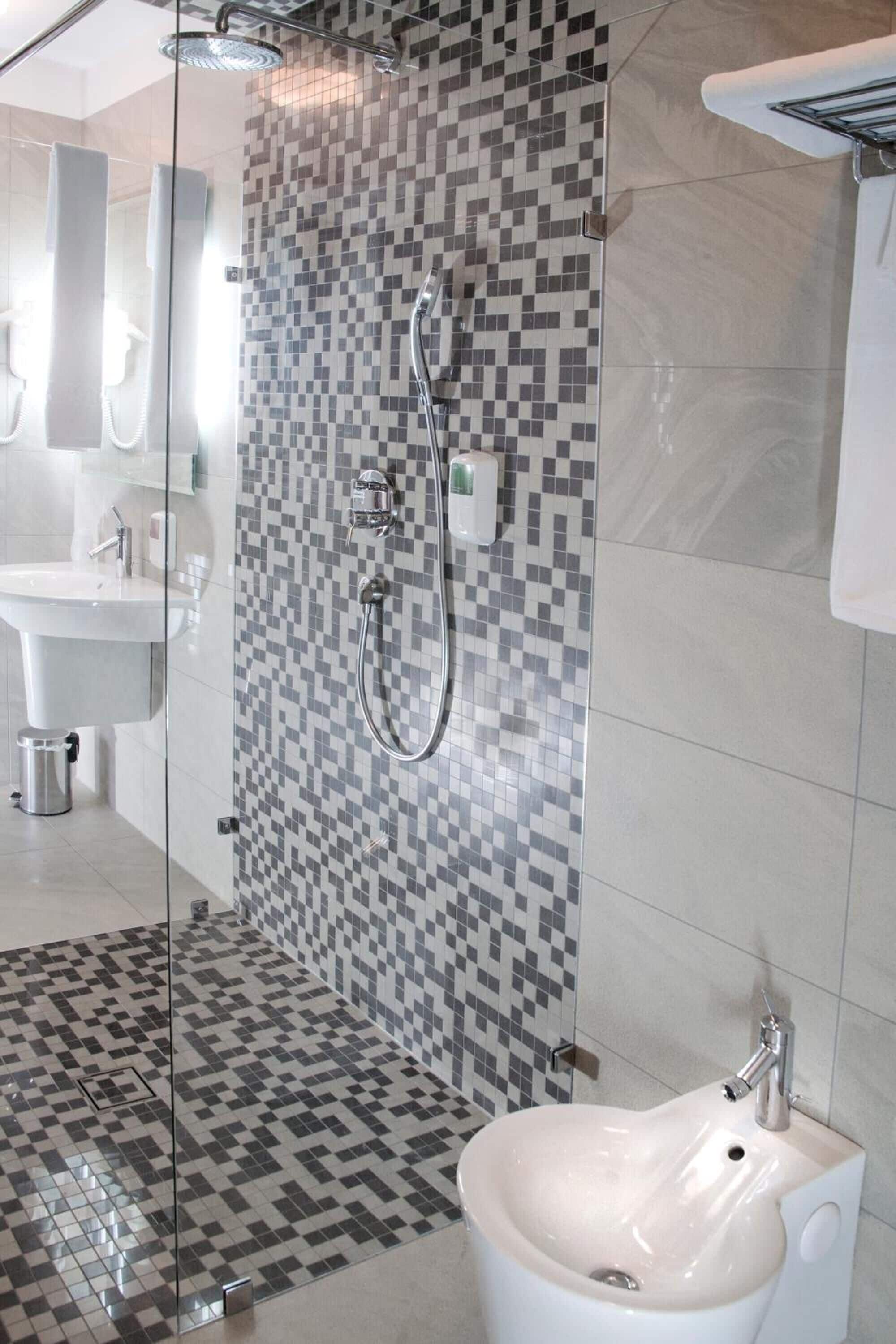 Dusj, hårføner, håndklær og såpe