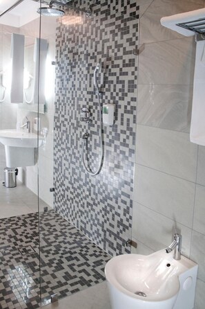 Shower, hair dryer, towels, soap - Kobza Haus Old Town (Gdansk)