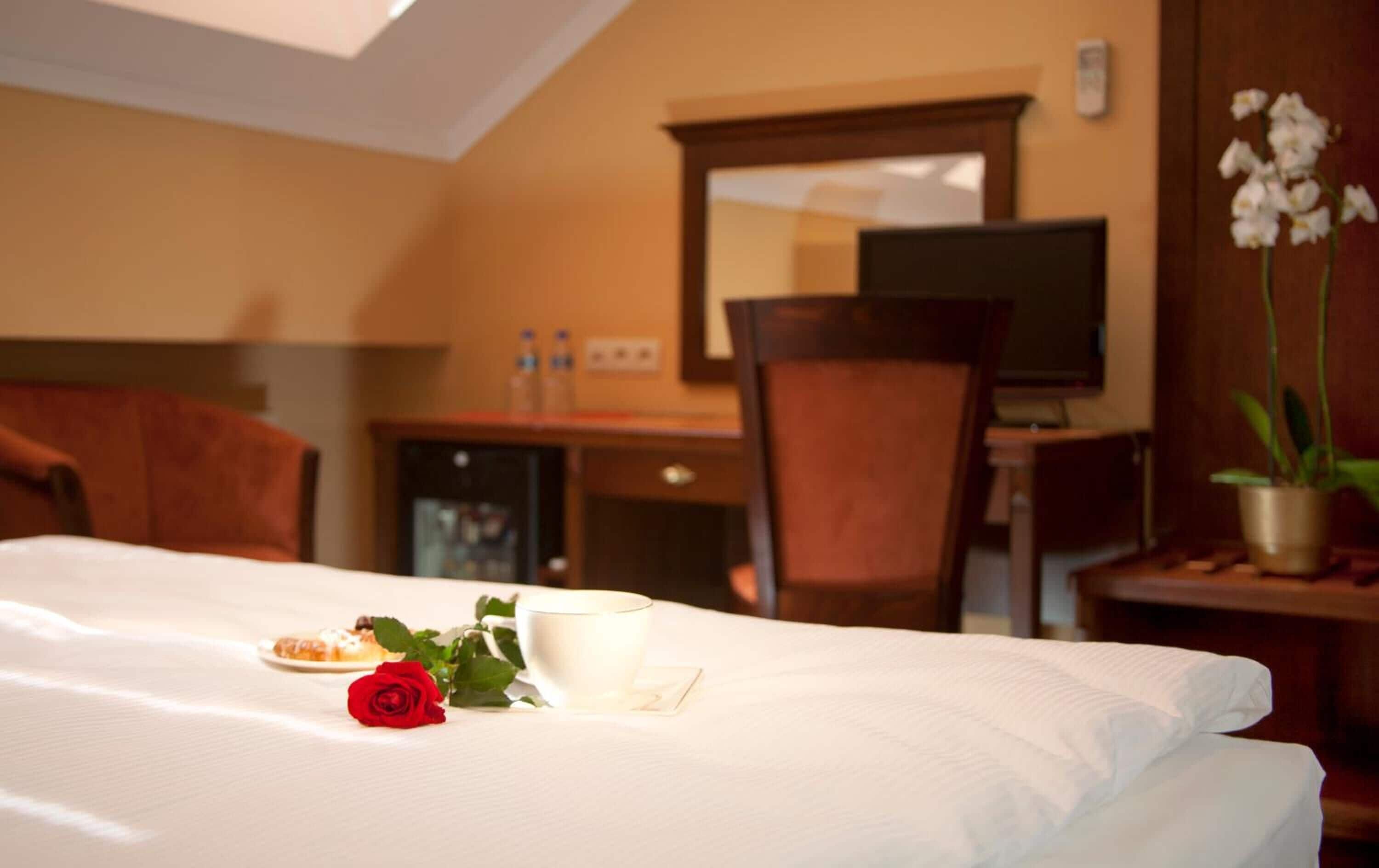 hypo-allergenic bedding, in-room safe, laptop workspace, free wifi