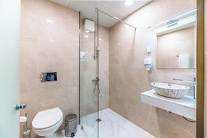Shower, free toiletries, hair dryer, towels - Art Hotel Simona (Sofia)
