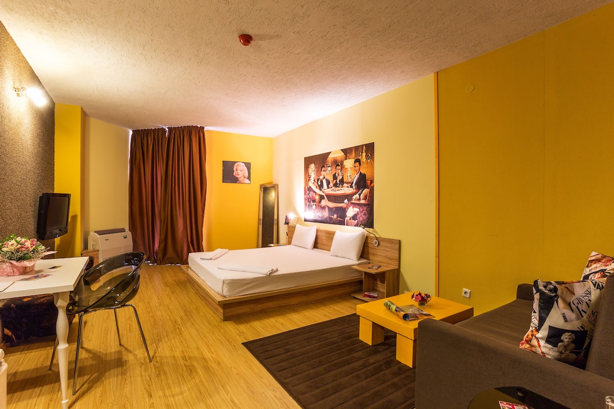 In-room safe, desk, free WiFi
