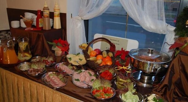 En buffet med et bredt udvalg af mad og tilbehør.