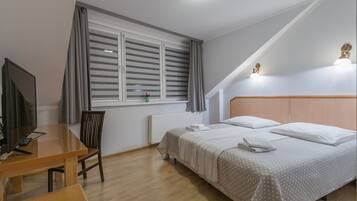 Caja de seguridad en la habitación, escritorio y wifi