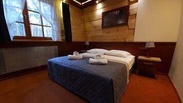 Apartment | Desk, cribs/infant beds, rollaway beds, free WiFi