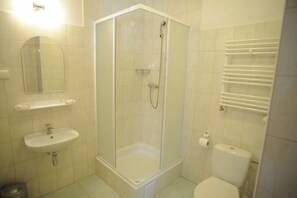 Double or Twin Room | Bathroom | Free toiletries, hair dryer, towels - Zlote Deby Hotel (Warsaw)