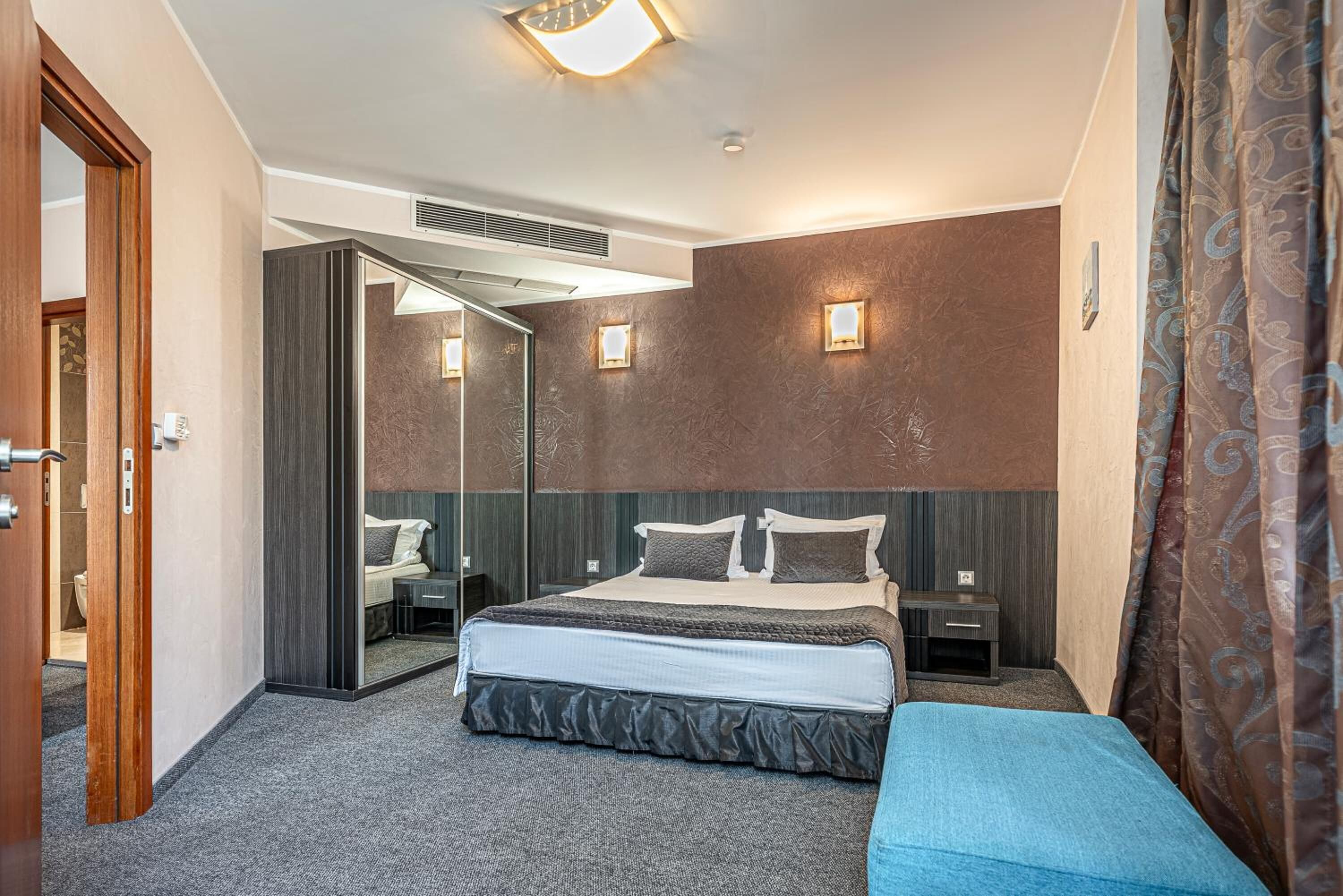 Minibar, cribs/infant beds