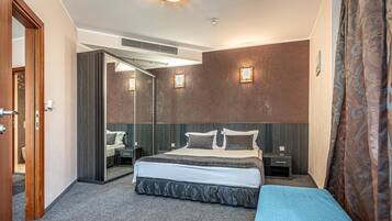 Minibar, cribs/infant beds