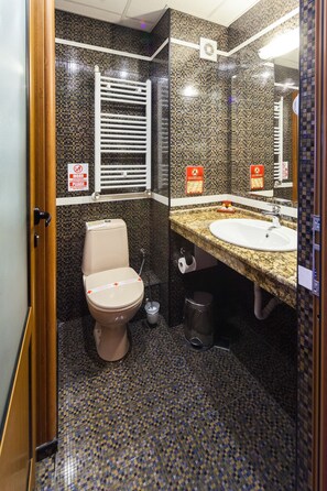 Dobbelt- eller tomannsrom – økonomi | Bad | Dusj, toalettartikler (inkludert) og håndklær