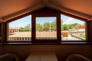 Triple Room (English)