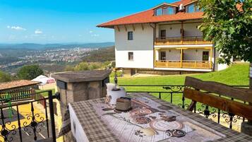 Spécialités Cuisine locale, vue sur le jardin