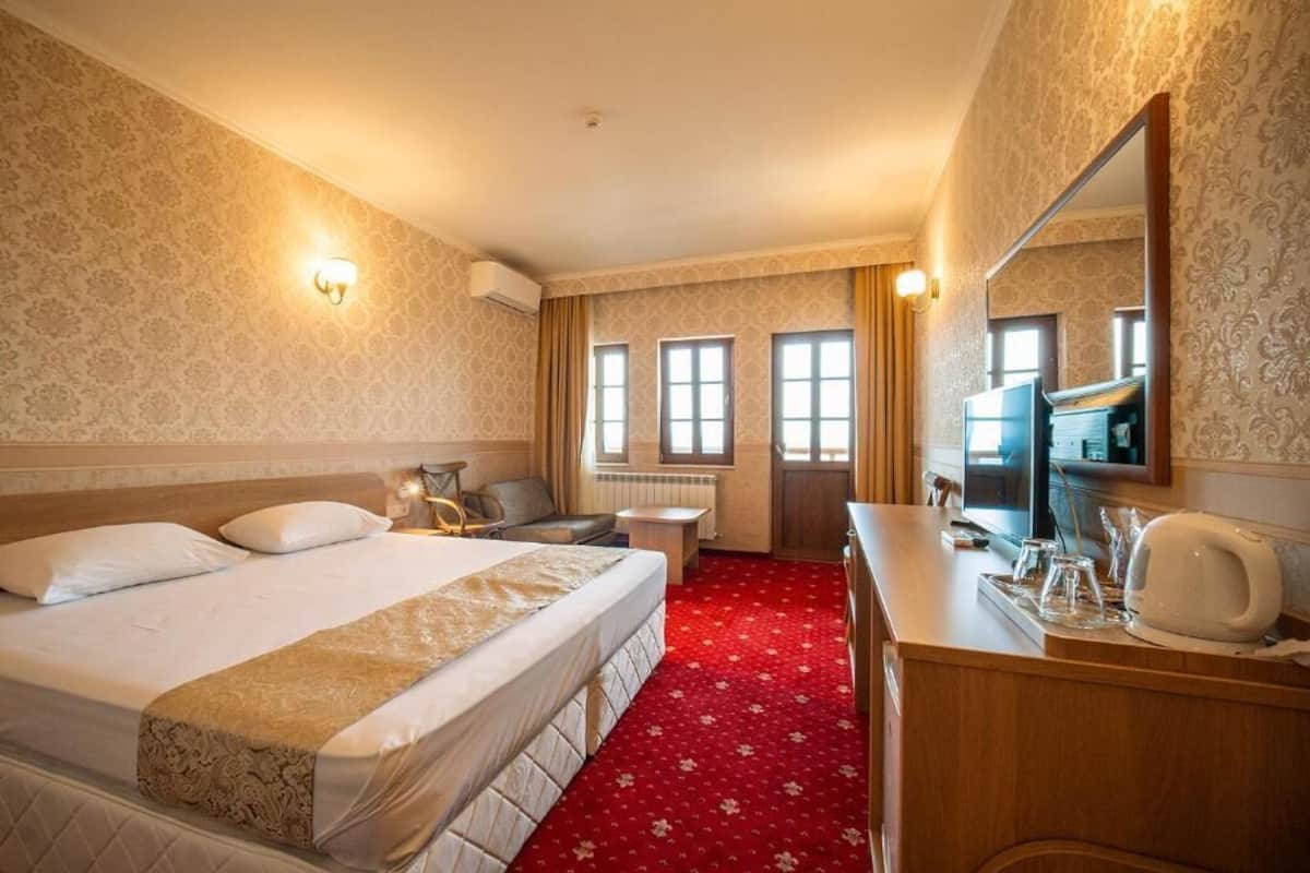 Minibar, coffres-forts dans les chambres, Wi-Fi gratuit, draps fournis