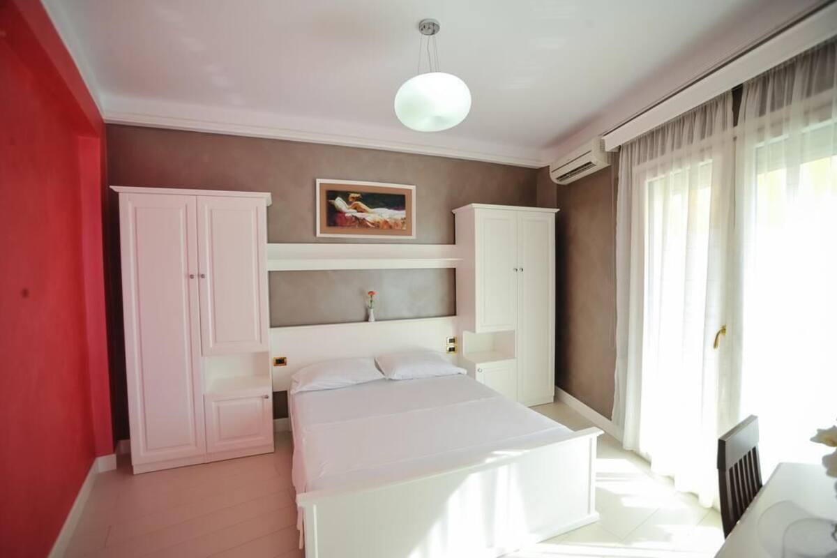 Minibar, cots/infant beds