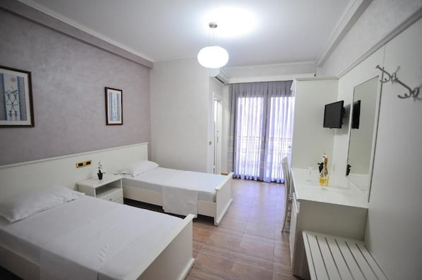 Unclassified image, 1 of 42, button - Iliria International (Durrës)