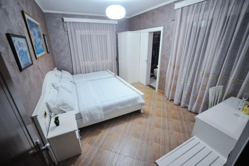 Minibar y cunas