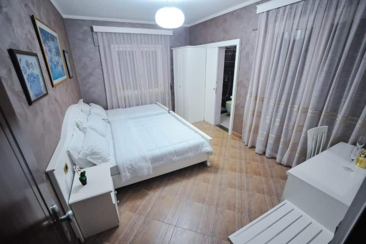 Minibar, cots/infant beds