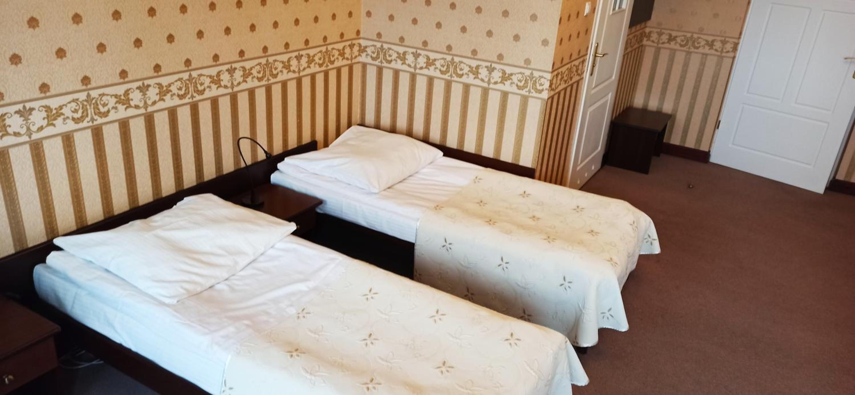 Cribs/infant beds