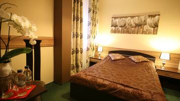 Twin Room | Desk, free cots/infant beds, rollaway beds, free WiFi