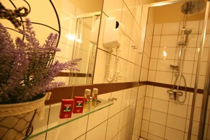 Shower, free toiletries, towels - Hotel Seven 7 (Kalisz)