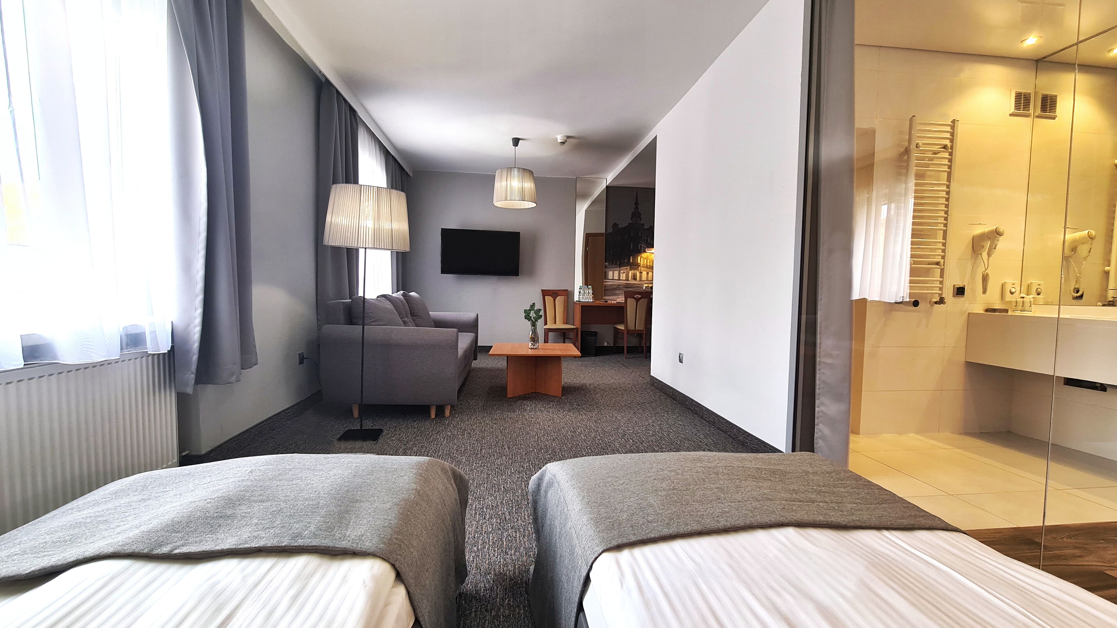 Quarto duplo luxo | Cofres nos quartos, escrivaninha, quartos à prova de som