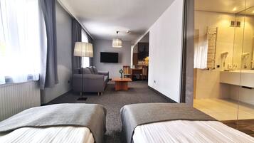 Quarto duplo luxo | Cofres nos quartos, escrivaninha, quartos à prova de som