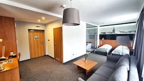 Deluxe Twin Room | In-room safe, desk, soundproofing, iron/ironing board