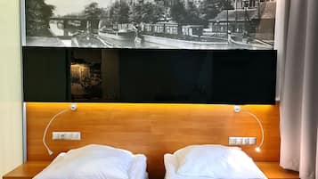 Värdeförvaringsskåp på rummet, skrivbord och ljudisolering