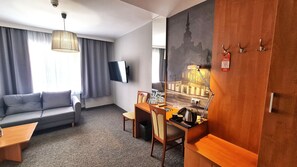 Deluxe Twin Room | In-room safe, desk, soundproofing, iron/ironing board