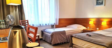 Tallelokero huoneessa, työpöytä, äänieristys, silitysrauta/-lauta