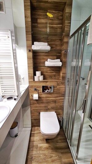 Chuveiro, produtos de toalete grátis, toalhas de banho 