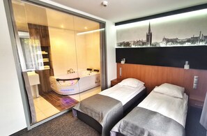 1 habitación, caja de seguridad en la habitación y escritorio