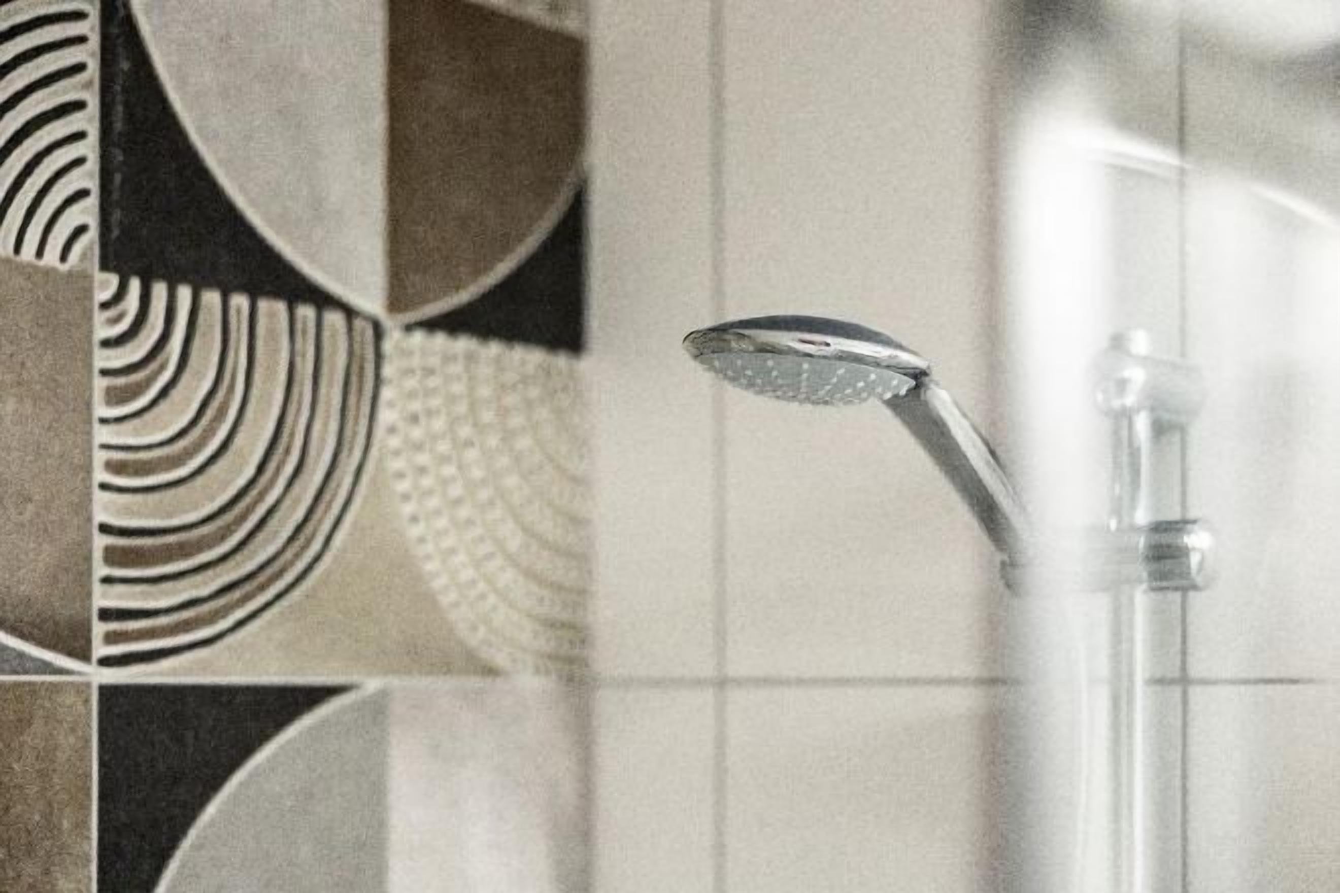 Badkamer | Een douche, een haardroger, handdoeken