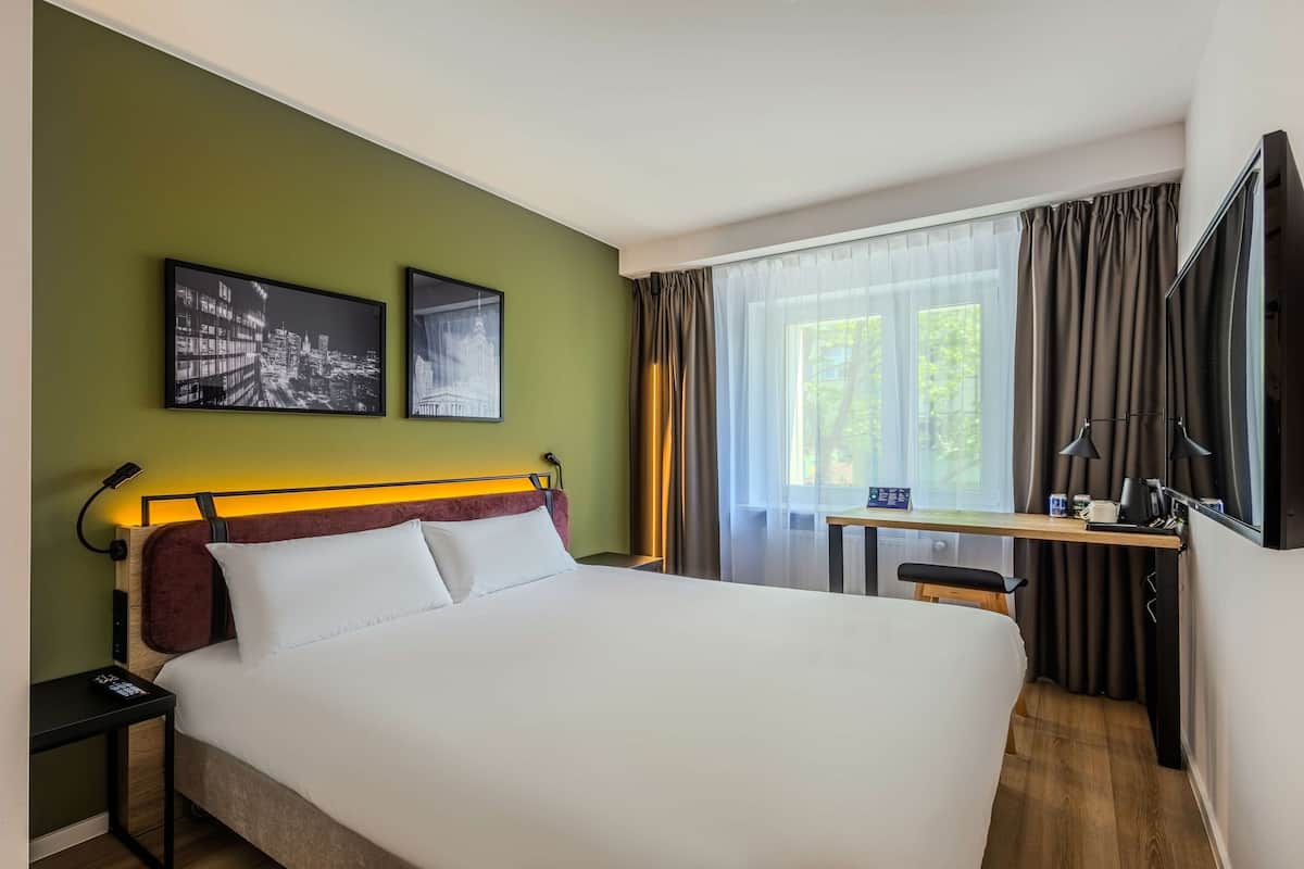 Habitación estándar, 1 cama de matrimonio | Escritorio, cortinas opacas, sistema de insonorización