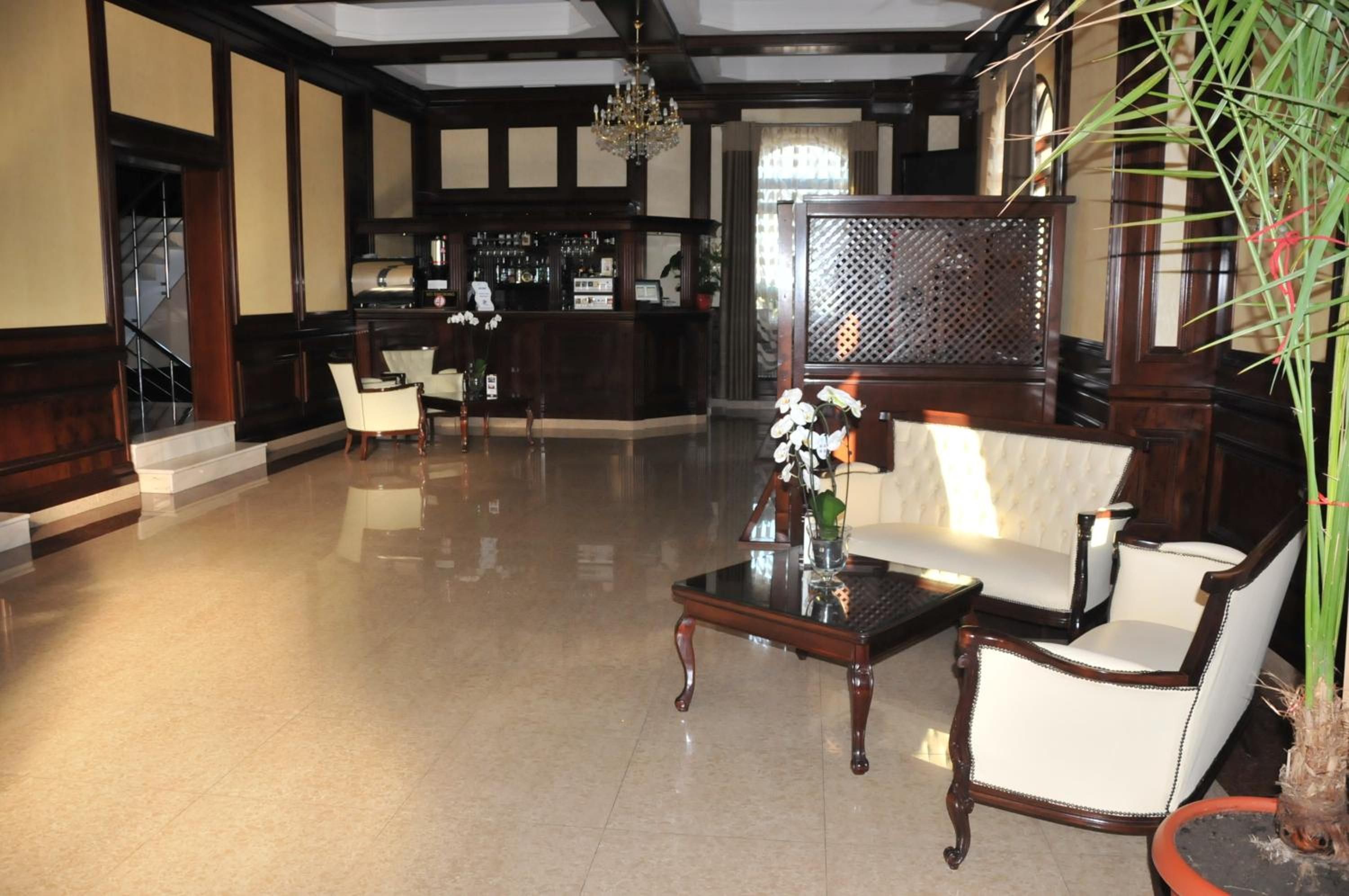 Un hall con mostrador de recepción, zona de estar y bar.