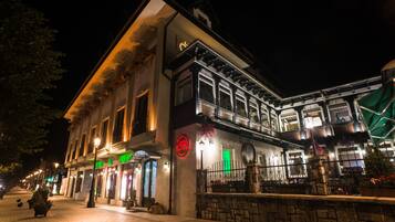 Façade de lâhĂ©bergement - soirĂ©e/nuit