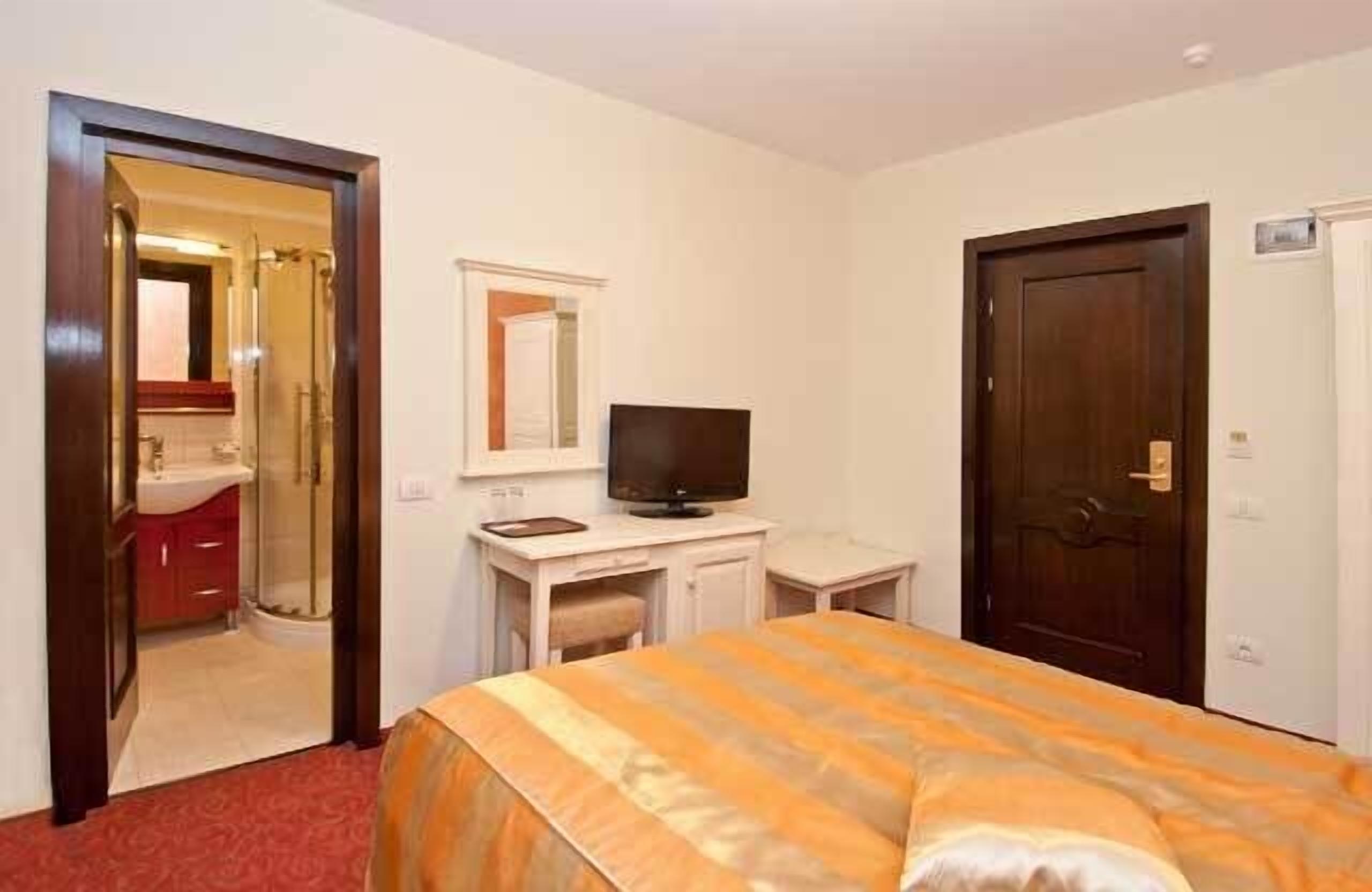 standard double or twin room | minibar, in-room safe, free cots/infant beds, free wifi