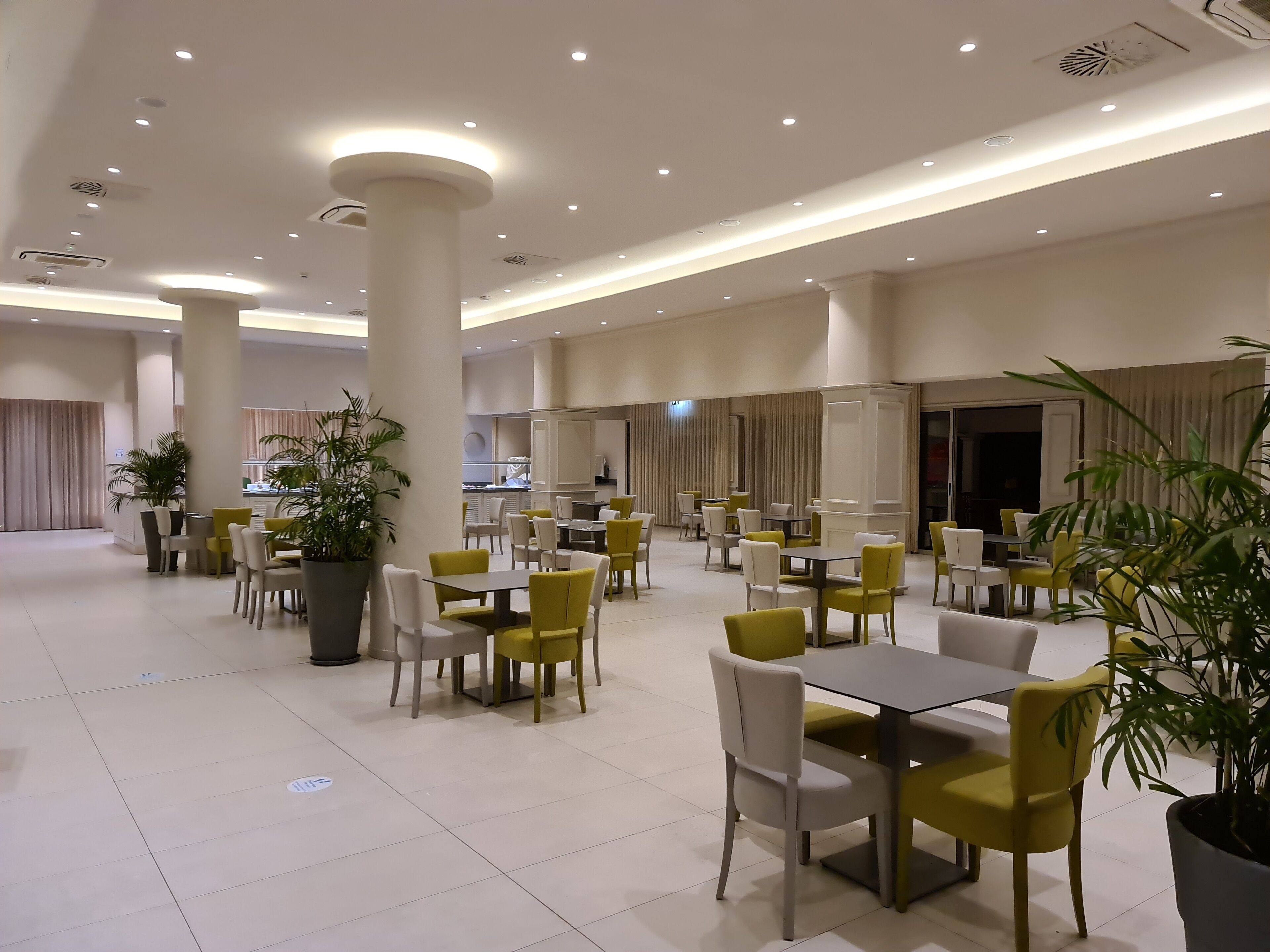 breakfast, lunch, dinner served; international cuisine