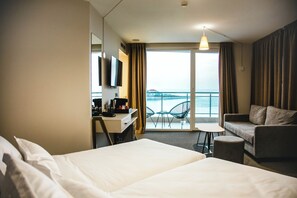 패밀리룸, 발코니, 바다 전망 | 이집트산 면 시트, 고급 침구, 메모리폼 침대, 미니바