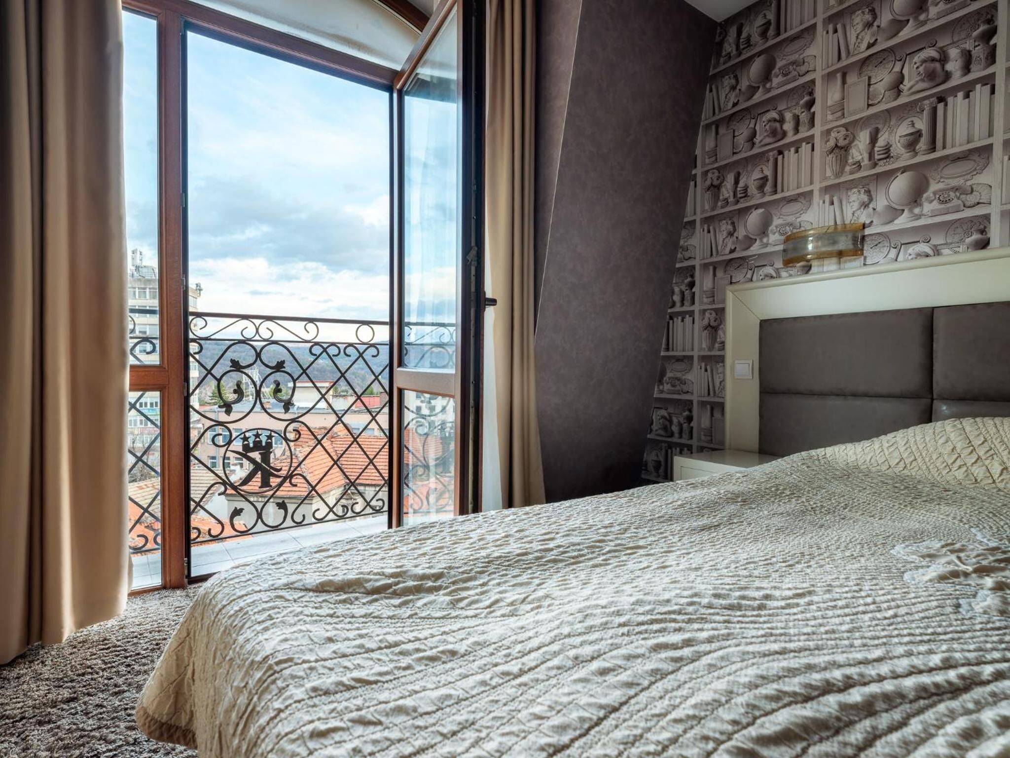 Minibar, cribs/infant beds, Internet