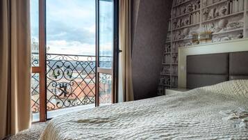 Minibar, cribs/infant beds, Internet