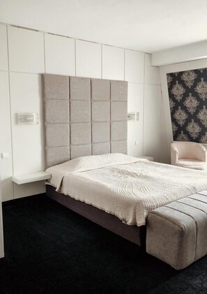 Minibar, barnesenger og internett
