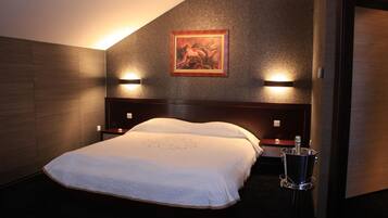 Minibar, cribs/infant beds, Internet