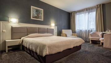Minibar, cribs/infant beds, Internet