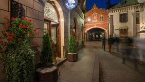 A historic building with a sign for a restaurant and a bistro. - Hotel Polski Pod Białym Orłem (Kraków)