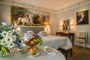 Deluxe-huone, 1 makuuhuone | Allergiatestatut vuodevaatteet, minibaari, tallelokero huoneessa