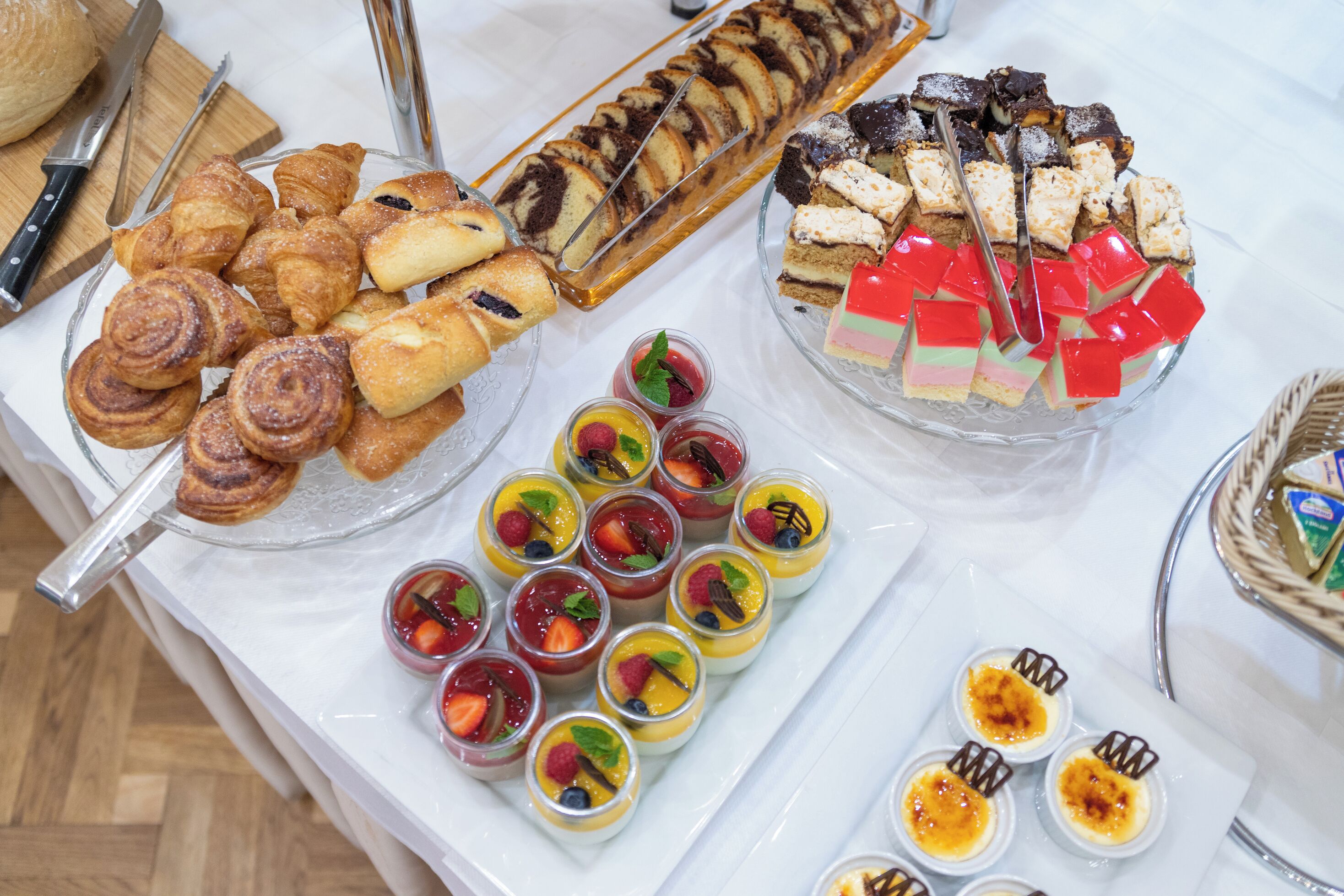 Eine Auswahl an Desserts und Gebäck auf einem Buffet.