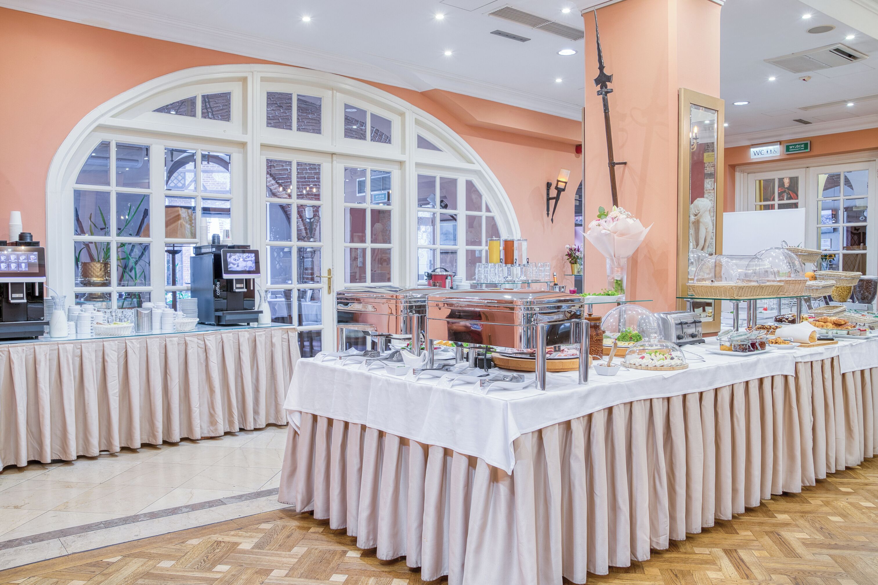 Bữa sáng buffet hàng ngày với phụ phí nhỏ 
