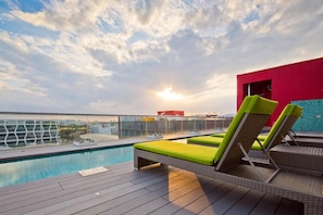 Outdoor pool, sun loungers - Park Avenue Changi (Singapore)