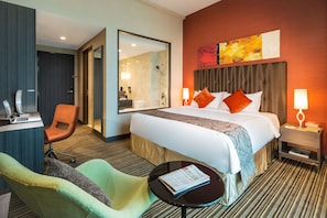 Deluxe-huone, 1 suuri parisänky | Työpöytä, kannettavalle tietokoneelle sopiva työtila