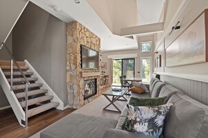 1-英寸纯平电视（配备有线频道）、电视、壁炉